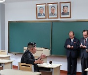 북한 당간부 학교 교실에 김정은 초상화…우상화 완성