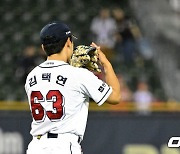 ‘9회 투수 4명 투입→신인 김택연 데뷔 첫 세이브’ 두산, SSG에 진땀승…김재환 10호, 양석환 11호 홈런