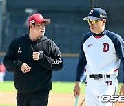 두산 이승엽 감독 찾아 대화 나누는 SSG 이지영 [사진]