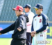 SSG 이지영, '두산 이승엽 감독과 반갑게' [사진]