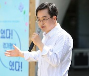 두 달 만의 ‘PK 방문’ 김동연 1박 2일…‘비명계 구심’ 김경수와 추도식 만남