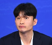 [ST포토] 취재진 질문 듣는 이대성