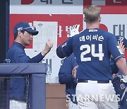 [포토] 데이비슨 '감독님 엄지척이면 됐어'