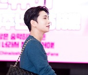 [T포토] 조슈아 '조슈아 9주년 축하해'