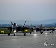 야간 출격 위해 이동하는 F-35A 편대