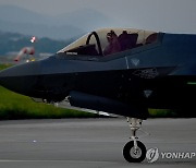 임무 완수 결의 다지는 F-35A 조종사