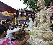 MYANMAR BELIEF BUDDHA DAY