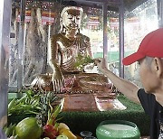 MYANMAR BELIEF BUDDHA DAY