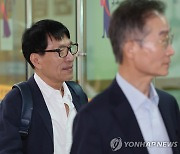 2심 선고 공판 출석하는 임옥상