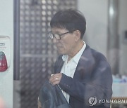 2심 선고 공판 출석하는 임옥상