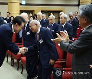 윤석열 대통령, 대한민국학술원 개원 70주년 기념식 참석자와 인사