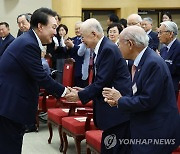 윤석열 대통령, 대한민국학술원 개원 70주년 기념식 참석자와 인사