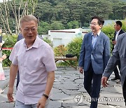 평산책방 찾은 문 전 대통령과 김경수 전 경남지사