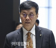 [포토] 기자간담회 참석하는 이창용 한국은행 총재