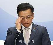 [포토]안경 고쳐쓰는 최상목 부총리