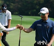 [mhn포토] 김민수-류아라 '완벼한 케미의 버디 파이팅~'