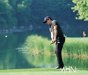 [mhn포토] 김태훈 '아침의 정적을 깨고~'