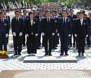 민주, 15주기 노무현 추도식 총집결…친문계 결집 구심력 주목