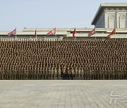 北김정은, '준공' 중앙간부학교 군인건설자·설계일꾼 격려