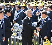 황우여 비대위원장과 악수 나누는 문재인 전 대통령