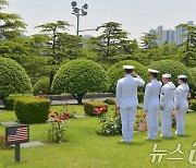 유엔기념공원 참배하는 한미 해군 장병