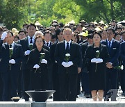 헌화하는 문재인 전 대통령과 권양숙 여사