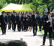 권양숙 여사와 함께 이동하는 문재인 전 대통령