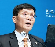 [머니S포토] 이창용 "성장률 전망치 상향, 순수출 증가에 상당 부분"