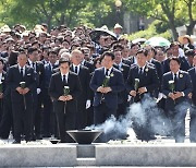 고 노무현 전 대통령 추도식 참석 김동연, "뜨거웠던 대한민국 대통령"