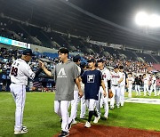 9득점 빅이닝→4연승 질주→1위 KIA 1경기 차 추격...국민타자 "타자들의 엄청난 집중력이 돋보였다"