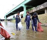 도림천 정화 팔 걷은 구로구청장, 쓰레기 수거 ‘구슬땀’