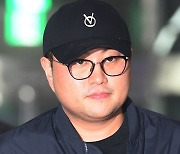 경찰, 김호중 ‘사고 전 비틀대며 자동차 탑승’ CCTV 영상 확보