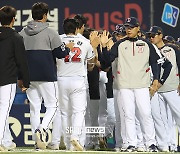 1위 KIA와 겨우 1경기차…이승엽 "양의지-허경민 빠졌지만 젊은 선수들 너무 잘해줘"