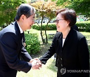 인사하는 한덕수 국무총리와 한명숙 전 총리