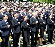 국기에 경례하는 권양숙 여사와 문 전 대통령 내외