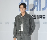 포즈 취하는 이현욱