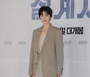 포즈 취하는 정은채