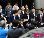 [종합] 포승줄 묶인 김호중, 피 말리는 구속 갈림길에 잔뜩 긴장 "죄송하다"