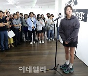 [포토] 개인전에서 인사말하는 하지원 작가