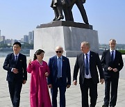 러시아 평의회 대표단, 조국해방전쟁승리기념탑·주체사상탑 등 참관