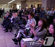 ‘장애예술인의 아주 특별한 선물 展’  축사하는 유인촌 장관