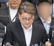 [포토] 수갑차고 고개 숙인 김호중