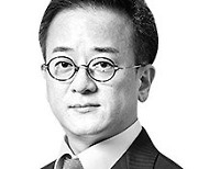 [최정혁의 마켓 나우] 정보격차 축소로 도전받는 ‘투자의 신’