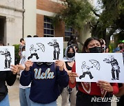 경찰 대응 비난하는 UCLA 시위 학생들