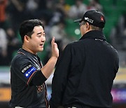 승리 지켜내고 최원호 감독과 인사 나누는 한화 주현상 [사진]