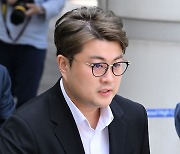 [T포토] 김호중 '취재진 질문에 연신 죄송하다는 말만'