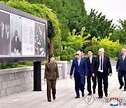 '푸에블로호 사건' 사진 보는 러 연방평의회 대표단