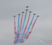 드론봇 페스티벌 축하 비행하는 블랙이글스