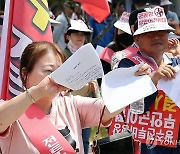 무안군민 손에 찢기는 '광주공항 이전 약속의 편지'