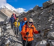 (SP)CHINA-XIZANG-MT. QOMOLANGMA-MOUNTAINEER